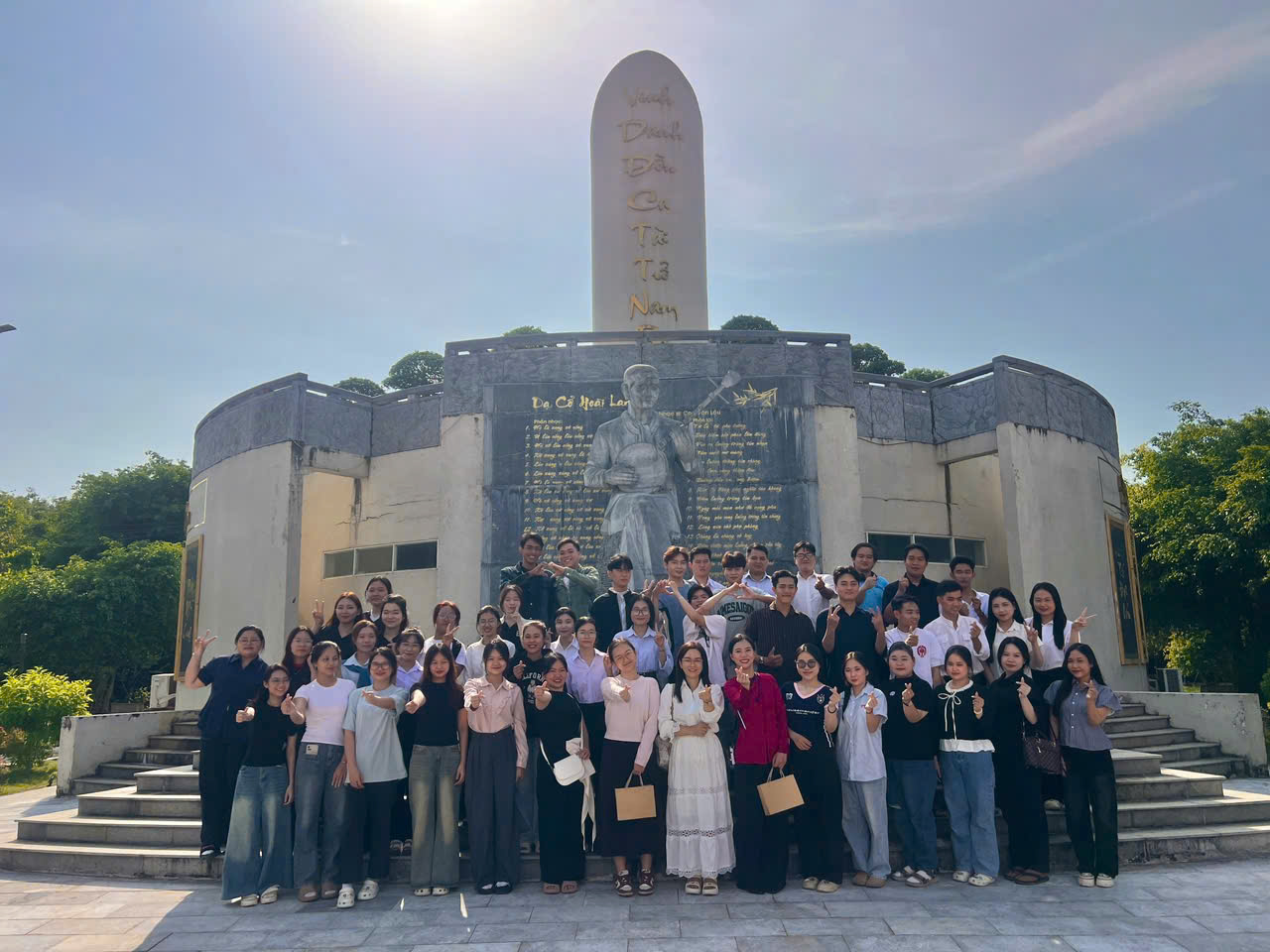 KHOA KHOA HỌC XÃ HỘI TỔ CHỨC NGOẠI KHÓA DU LỊCH GIAO LƯU CÙNG TRỢ GIẢNG TIẾNG ANH FULLBRIGH